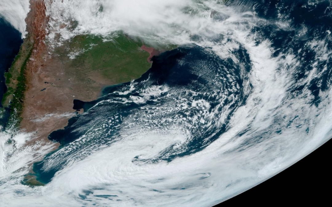 Intenso ciclone no Atlântico terá pouco impacto no Brasil; veja a previsão Grande e intenso ciclone extratropical atua neste começo de semana no Atlântico Sul com extenso campo de vento e swell