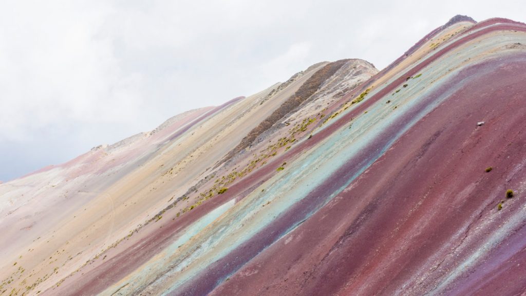 Raio mata guia e fere turistas durante temporal nas montanhas coloridas