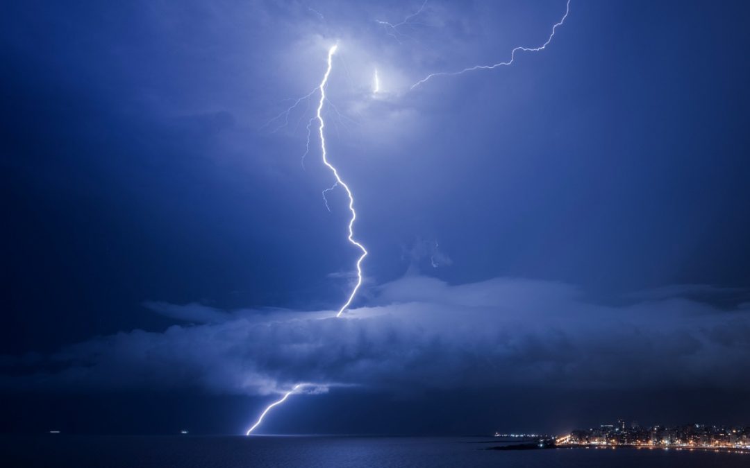 Chuva avança após vendavais e granizo grande em países vizinhos Linha de instabilidade já atingiu o Oeste do Rio Grande do Sul após ter provocado fortes vendavais e granizo até grande no Uruguai e na Argentina