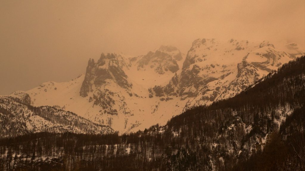 Entenda o fenômeno que deixou a neve laranja na Europa; veja imagens