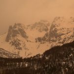 Entenda o fenômeno que deixou a neve laranja na Europa; veja imagens