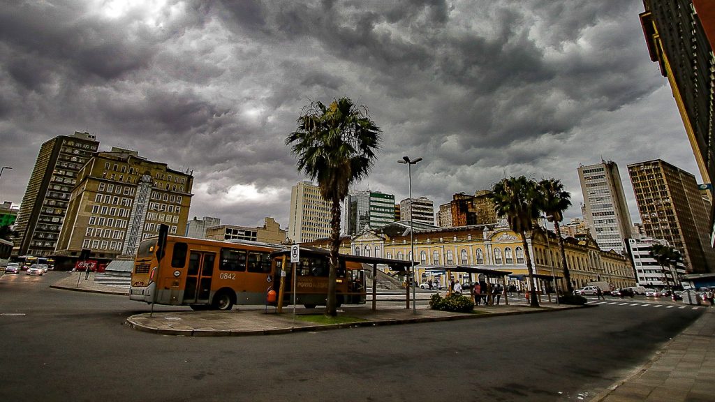 Semana de extremos em Porto Alegre: calorão, chuvarada e ar ameno