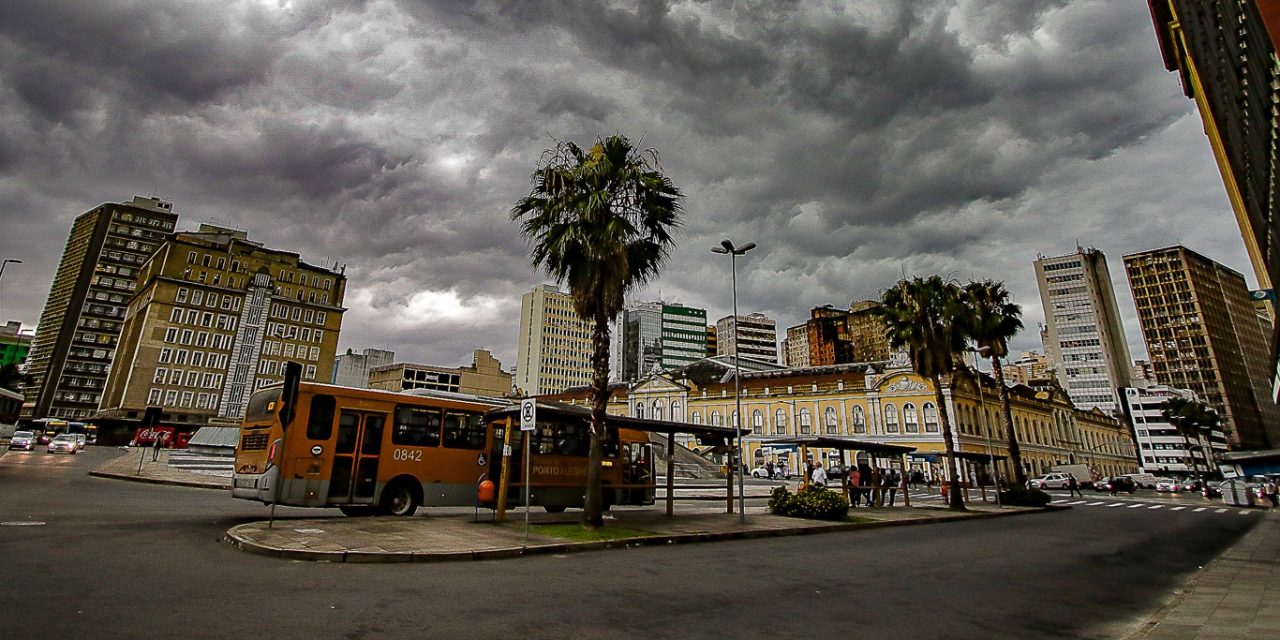 Semana de extremos em Porto Alegre: calorão, chuvarada e ar ameno