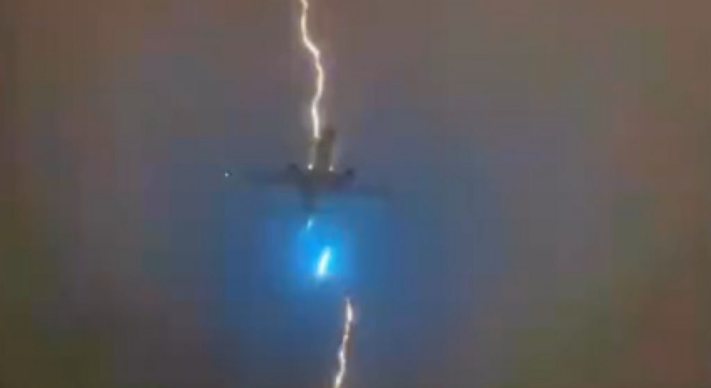 Vídeo de raio atingindo Boeing viraliza; entenda como aviões são seguros