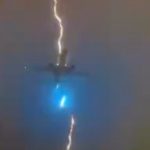 Vídeo de raio atingindo Boeing viraliza; entenda como aviões são seguros