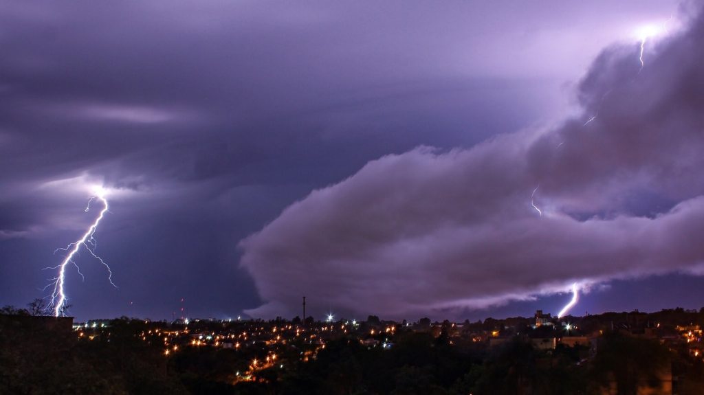 Período de forte instabilidade trará muitos raios; veja a previsão dia a dia