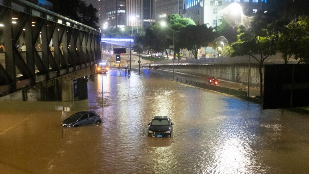 Chuva forte e temporal em São Paulo após maior calor já visto em março