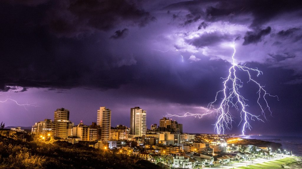 Onda de tempestades provocará chuva forte e temporais com vendavais