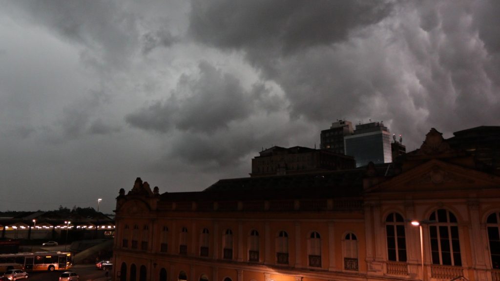 Chuva aumenta nas próximas horas no Sul do Brasil com alagamentos