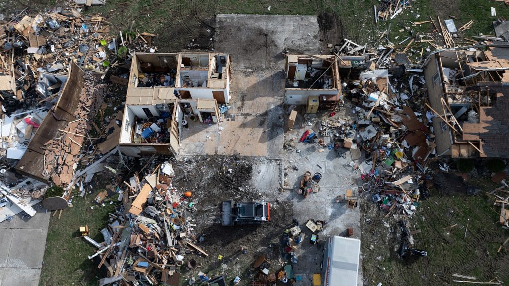 Fotos: onda de tornados deixa rastro de destruição nos Estados Unidos