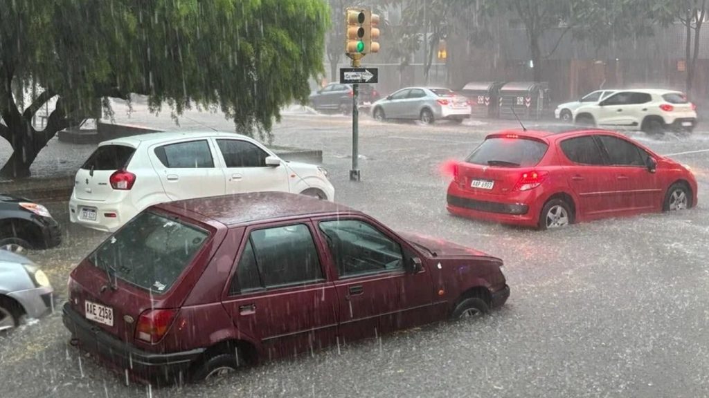 Frente fria a caminho alaga Montevidéu e deixa estragos no Uruguai