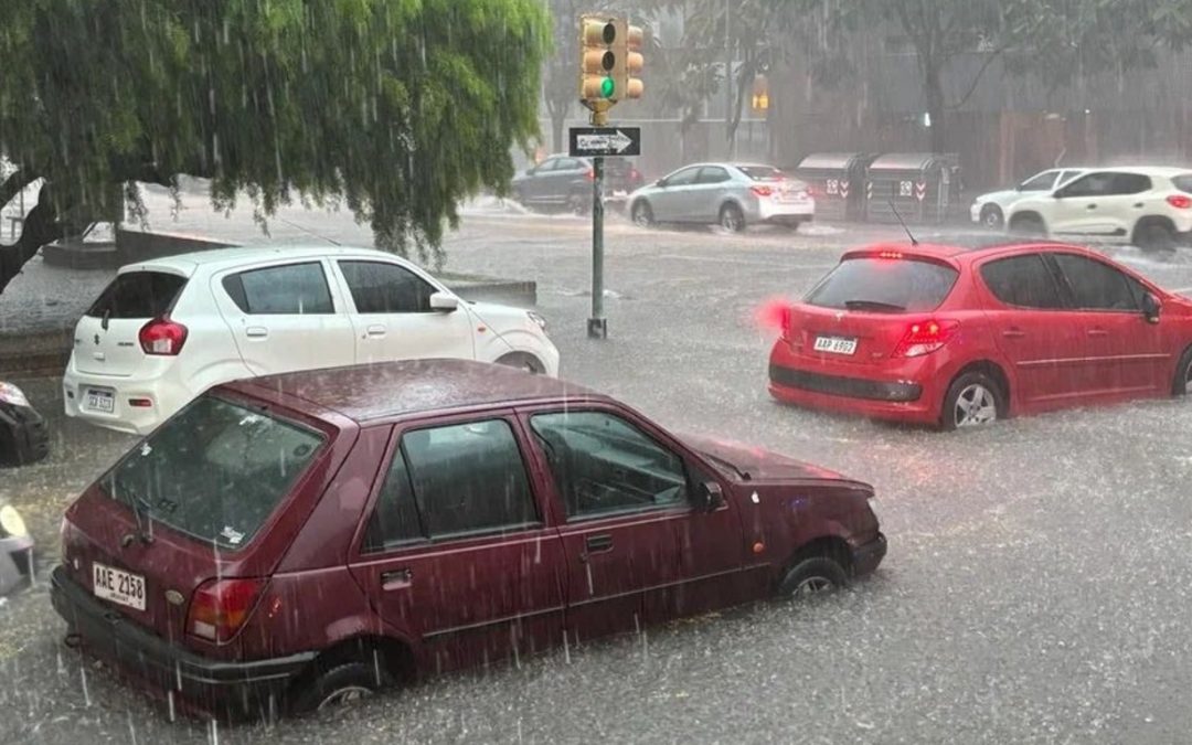 Frente fria a caminho alaga Montevidéu e deixa estragos no Uruguai Aproximação de frente fria que vai mudar o tempo no Sul do Brasil neste começo de semana trouxe chuva intensa e vendavais hoje no Uruguai