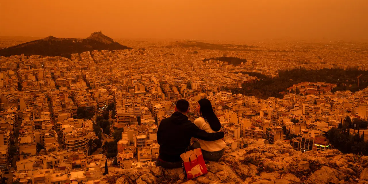 <span class="entry-title-primary">Areia do Saara transforma a paisagem em Atenas; veja as imagens</span> <h2 class="entry-subtitle">A mais forte tempestade de areia desde 2018 cobriu a capital da Grécia e deixou o céu com forte coloração alaranjada </h2>