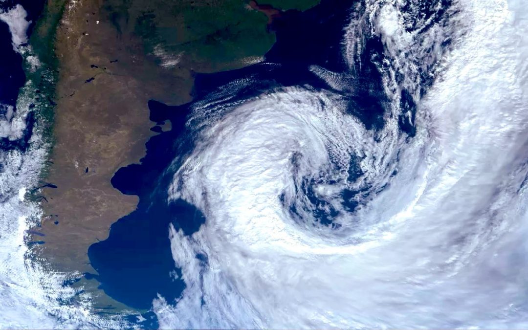 Veja as imagens do primeiro grande ciclone do outono no Atlântico Sul Grande ciclone extratropical agora na costa da Argentina impulsiona ar seco e frio para o Sul do Brasil. Veja as imagens do ciclone.