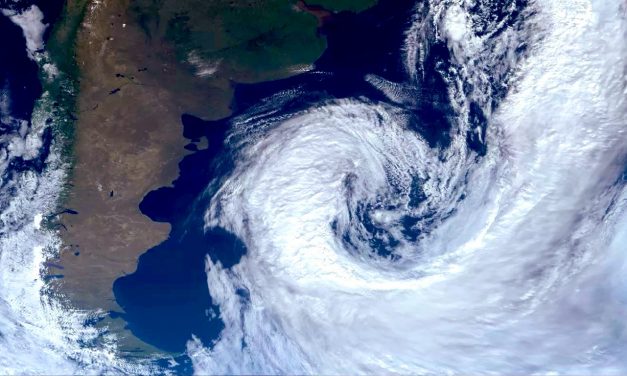 Veja as imagens do primeiro grande ciclone do outono no Atlântico Sul