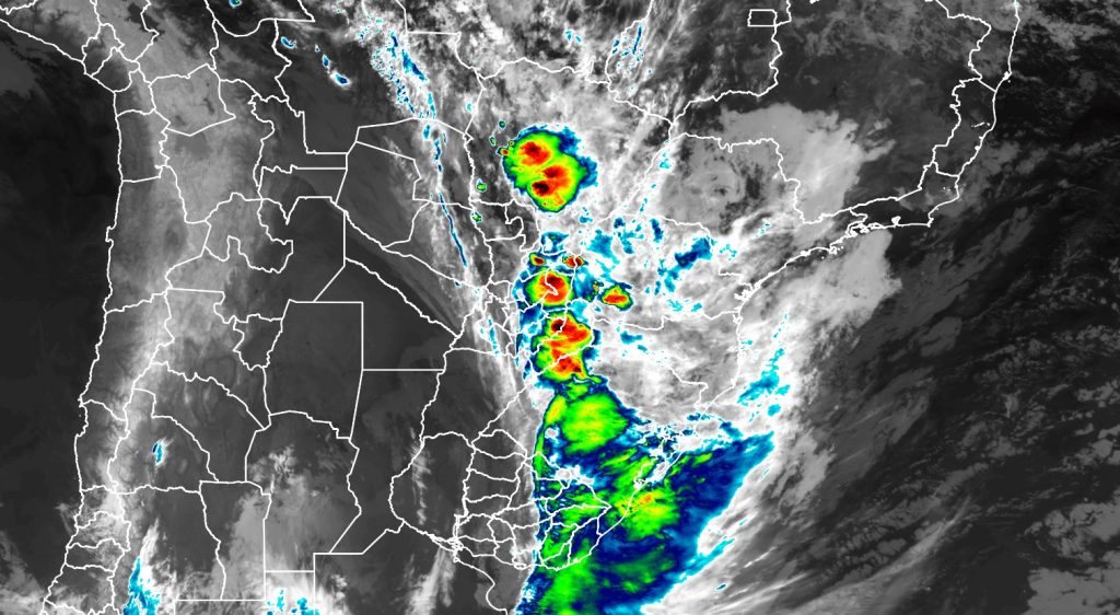 Frente fria avança nesta terça e traz chuva forte em vários pontos