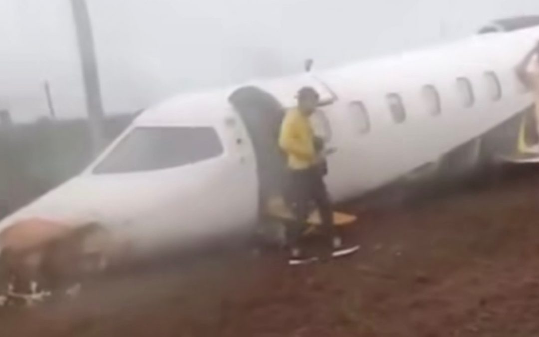 Avião sai da pista sob mau tempo no Norte do Rio Grande do Sul Jato executivo saiu da pista no aeroporto de Erechim sob condições do tempo desfavoráveis de chuva e visibilidade restrita