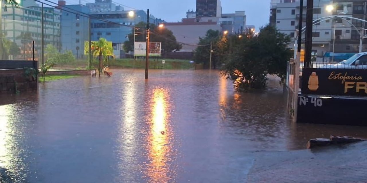 <span class="entry-title-primary">Chuva cede no início da semana após causar alagamentos e deslizamento</span> <h2 class="entry-subtitle">Chuva forte a intensa causou alagamentos em algumas cidades do interior neste domingo. Tempo ainda não firma nesta segunda.</h2>