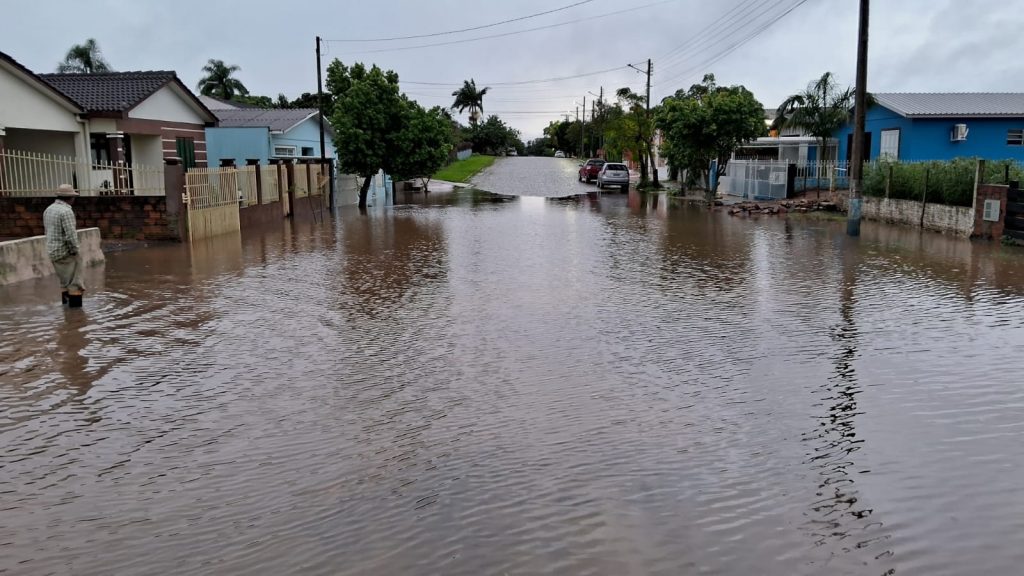 Chuva forte trazida pela frente fria causa alagamentos em várias cidades