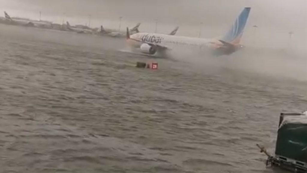 Chuva de um ano em um dia inunda um dos maiores aeroportos do mundo