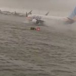 Chuva de um ano em um dia inunda um dos maiores aeroportos do mundo
