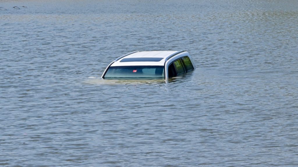 Dubai segue inundada dias após dilúvio histórico