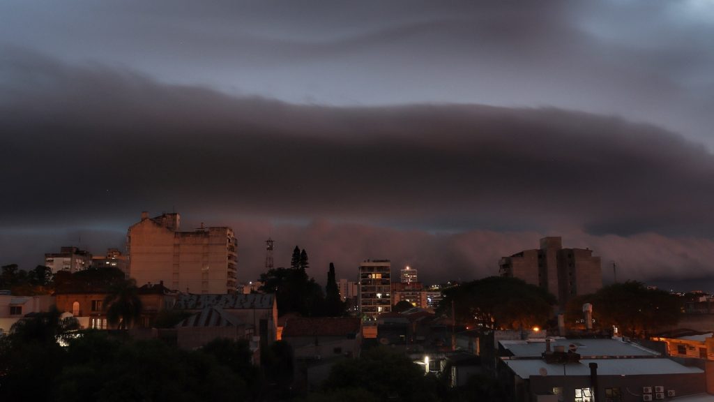 Frente fria avança com chuva forte e queda acentuada da temperatura