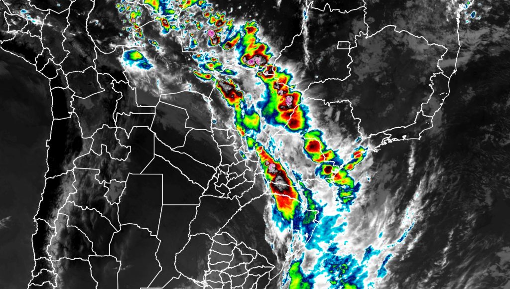 Frente fria rompe bloqueio, provoca chuva e trará frio em São Paulo