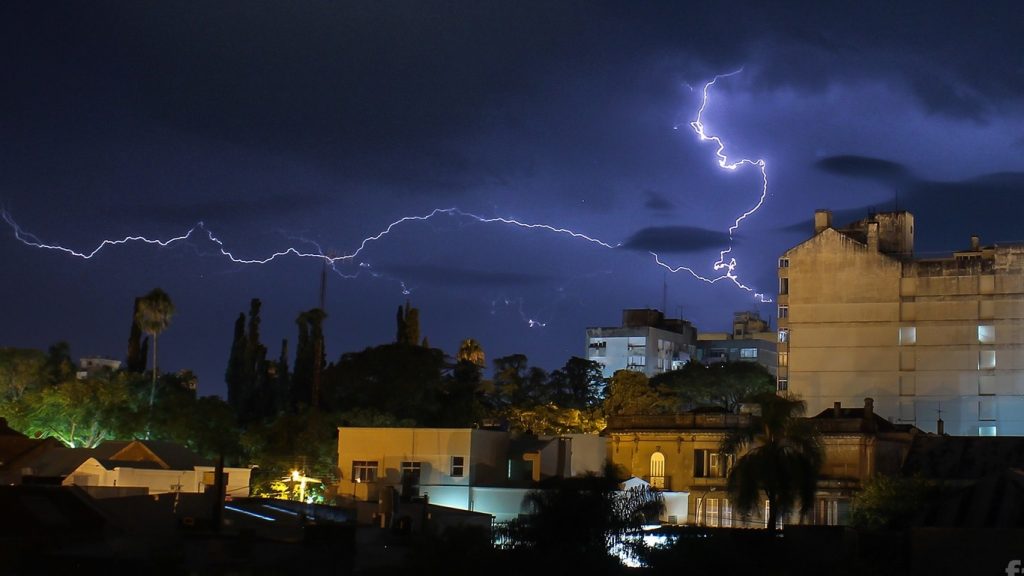 Frente quente avança nesta sexta com chuva e risco de temporais
