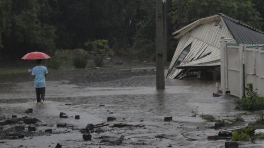 Chuva destrói, mata cinco e deixa 18 desaparecidos no Rio Grande do Sul
