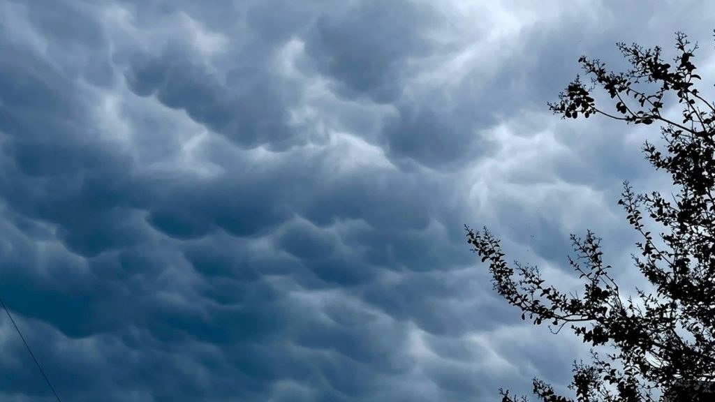 Nuvens Mammatus em Porto Alegre antes da chegada da frente fria