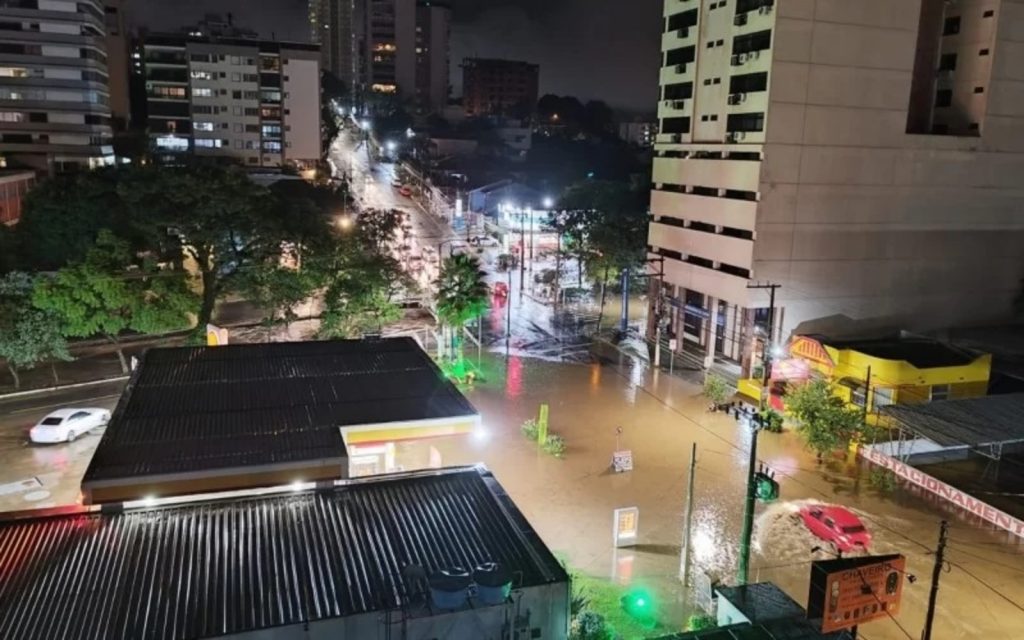 Chuva de meio mês em horas alaga cidades na Grande Porto Alegre