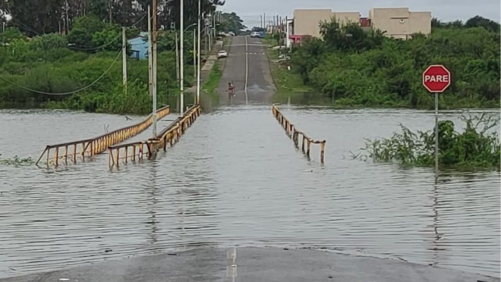 Enchente no Oeste e chuva de quase 300 mm no Litoral Norte gaúcho
