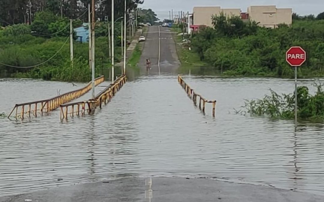 Enchente no Oeste e chuva de quase 300 mm no Litoral Norte gaúcho Chuva se aproxima de 300 mm em cidade do Litoral Norte do Rio Grande do Sul. No Oeste, Rio Quaraí sobe com enchente.
