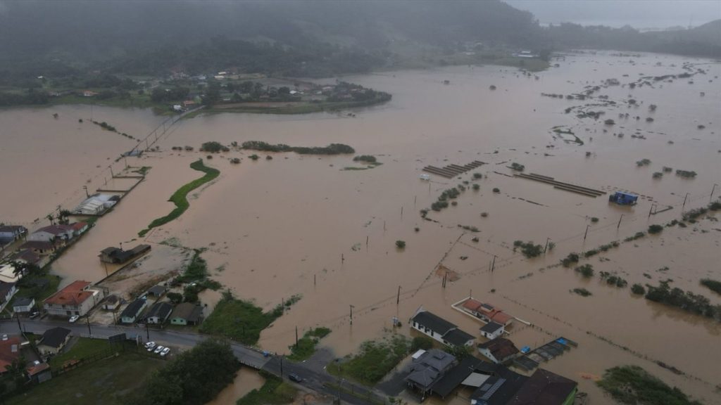 Chuva de até 350 mm causa deslizamentos e enchente em Santa Catarina