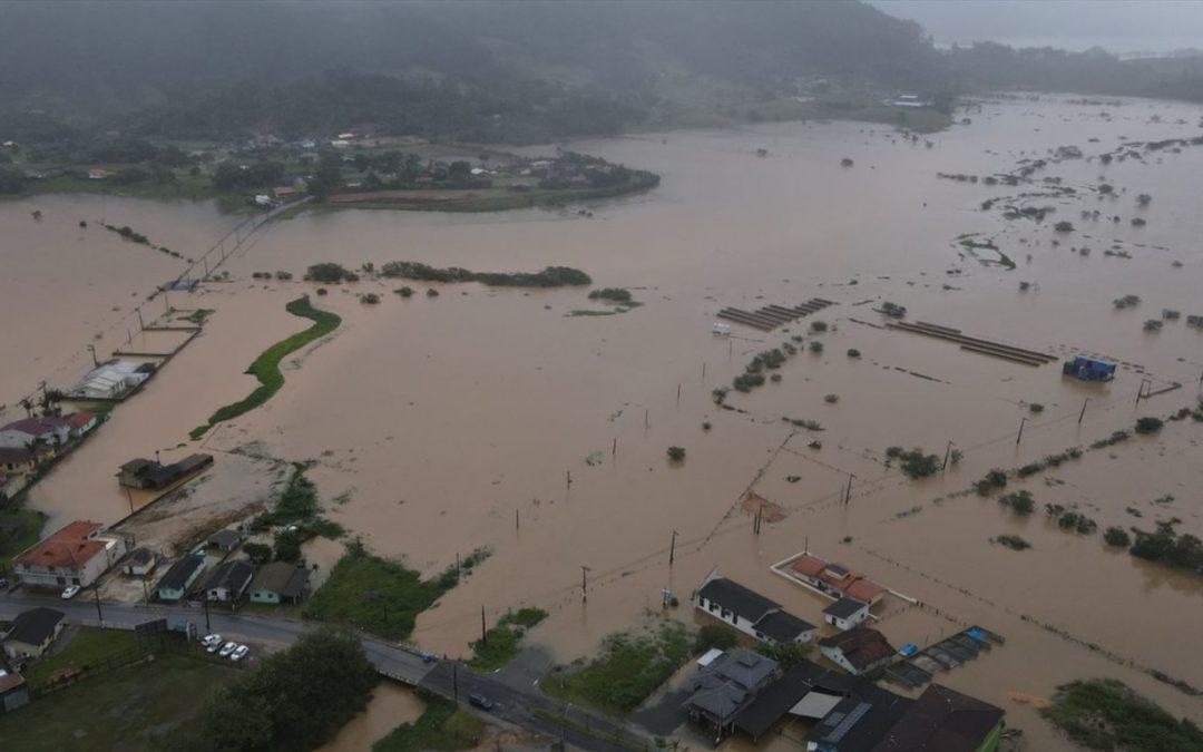 Chuva de até 350 mm causa deslizamentos e enchente em Santa Catarina Volumes excessivos a extremos atingiram várias cidades de Santa Catarina com deslizamentos de terra, alagamentos e enchentes