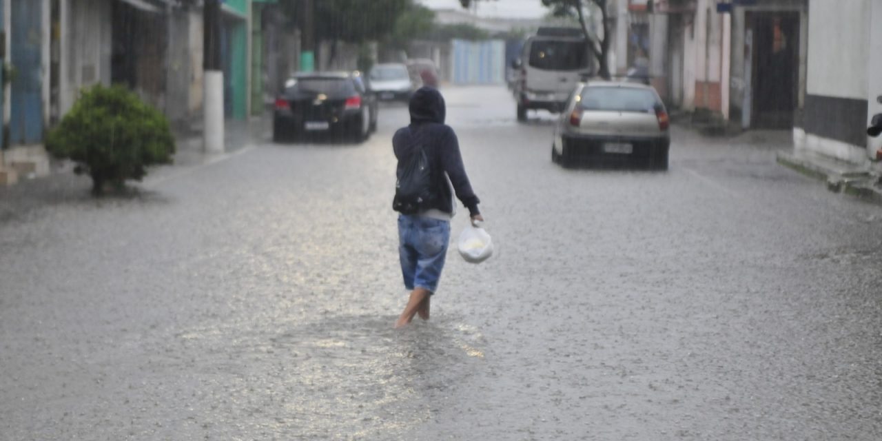 <span class="entry-title-primary">Chuva sem trégua em Porto Alegre: já choveu 165 mm e vem muito mais</span> <h2 class="entry-subtitle">Porto Alegre registrou chuva forte a intensa no sábado, ontem e novamente no começo desta terça. Previsão indica vários dias ainda com chuva. </h2>