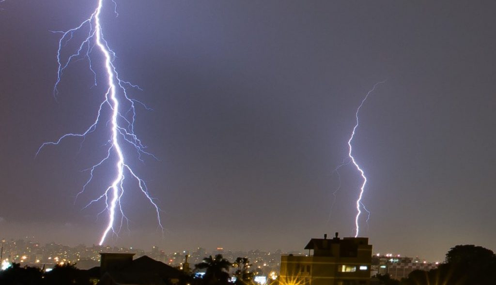 Frente fria vai mudar o tempo em vários estados com chuva e tempestades