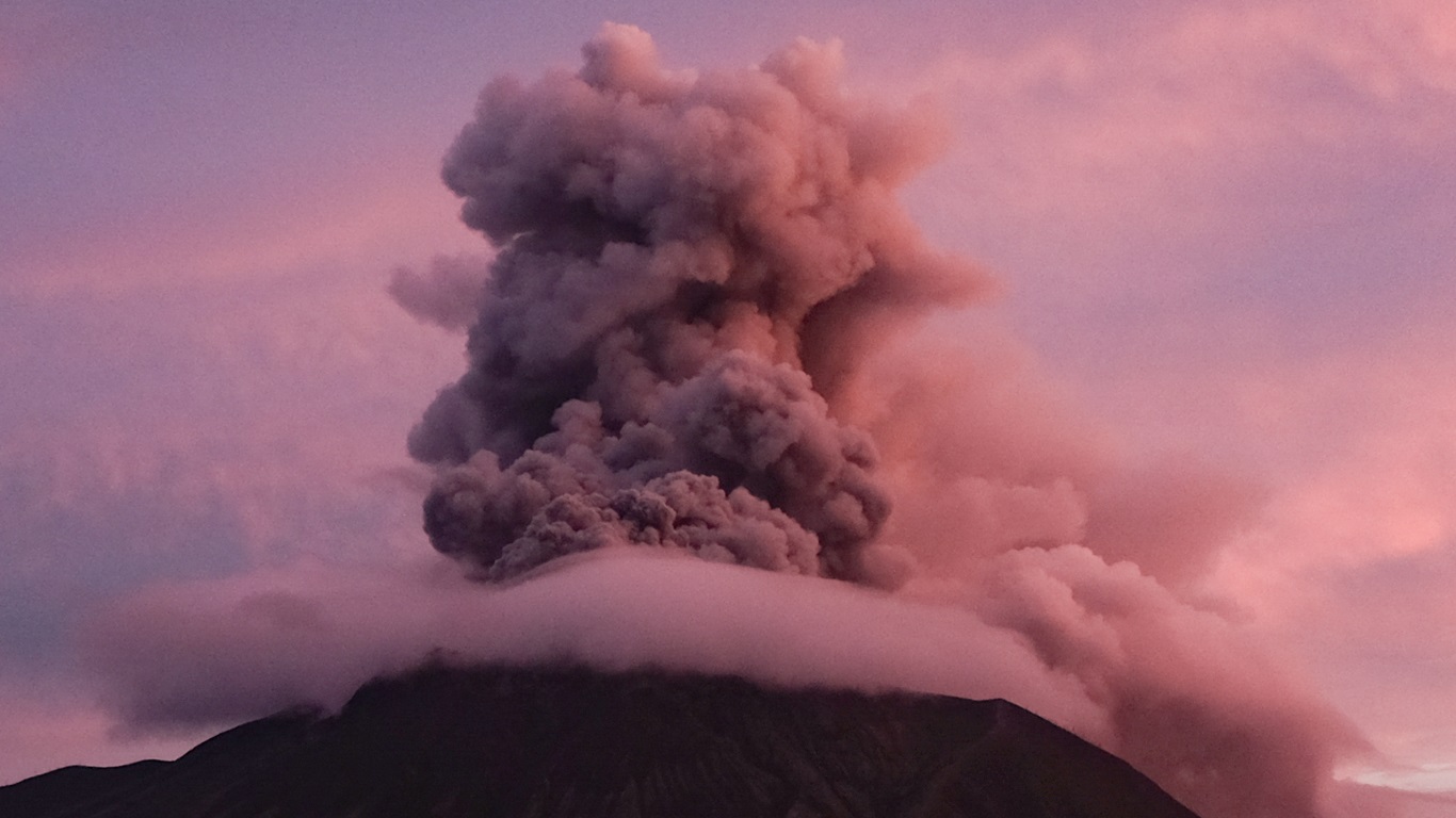 <span class="entry-title-primary">Autoridades alertam para a continuidade da crise no vulcão da Indonésia</span> <h2 class="entry-subtitle">Vulcão Ruang teve uma erupção enorme nesta semana com nuvens de cinzas que alcançou dezenas de quilômetros de altura </h2>
