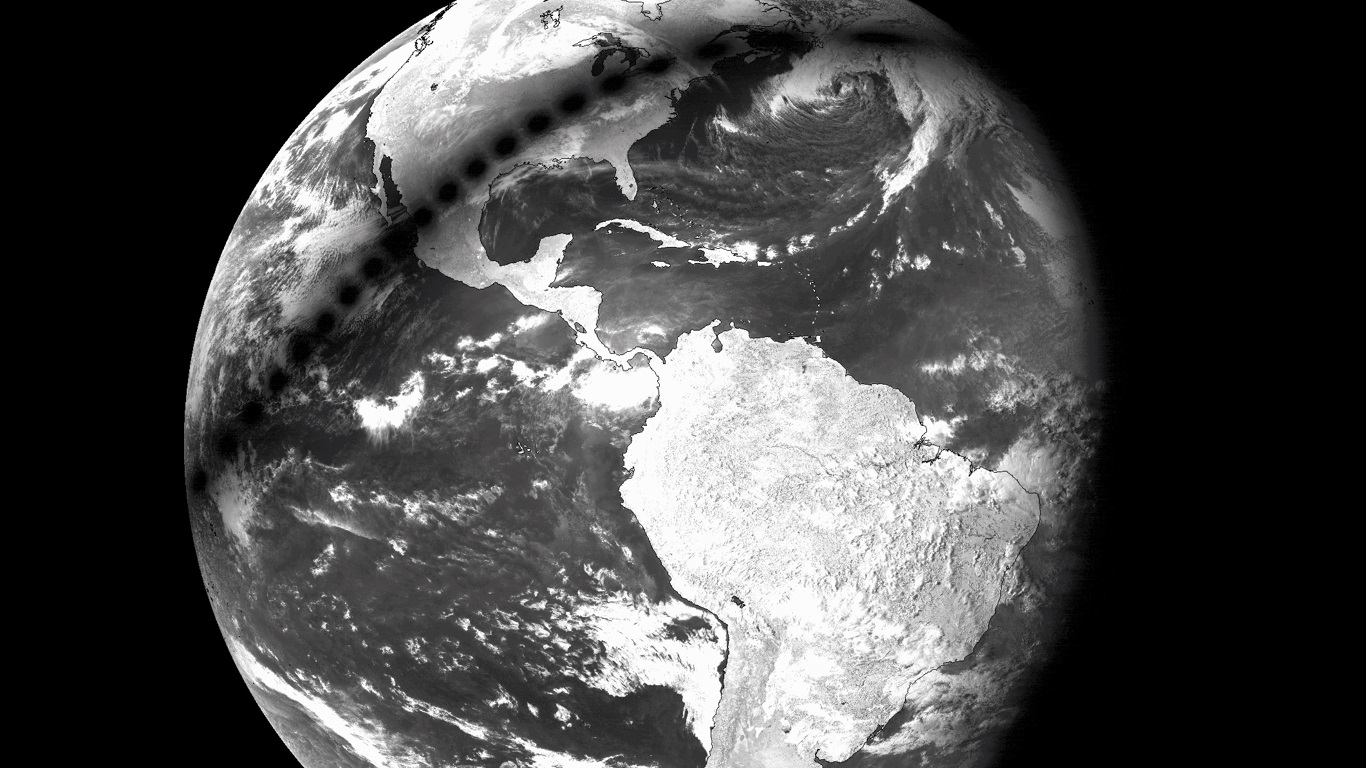 <span class="entry-title-primary">Universidade dos EUA divulga incrível imagem de satélite do eclipse do sol</span> <h2 class="entry-subtitle">Universidade de Wisconsin publicou composição de mais de uma centena de imagens de satélite mostrando a sombra gerada pelo eclipse </h2>