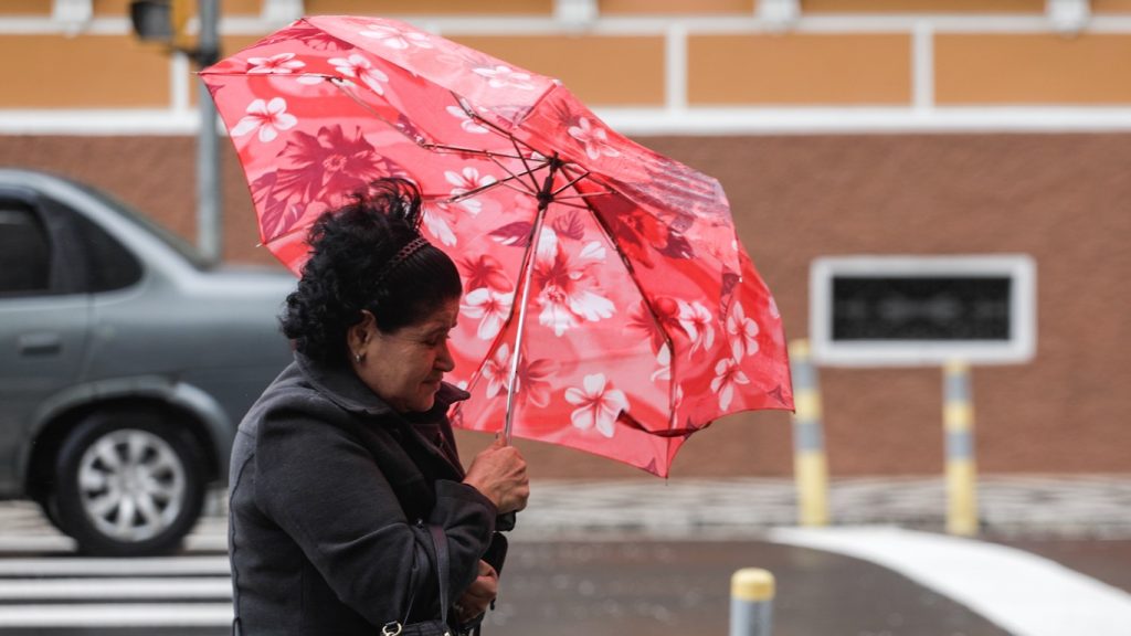 Previsão do tempo: fim de semana de chuva localmente forte e vento