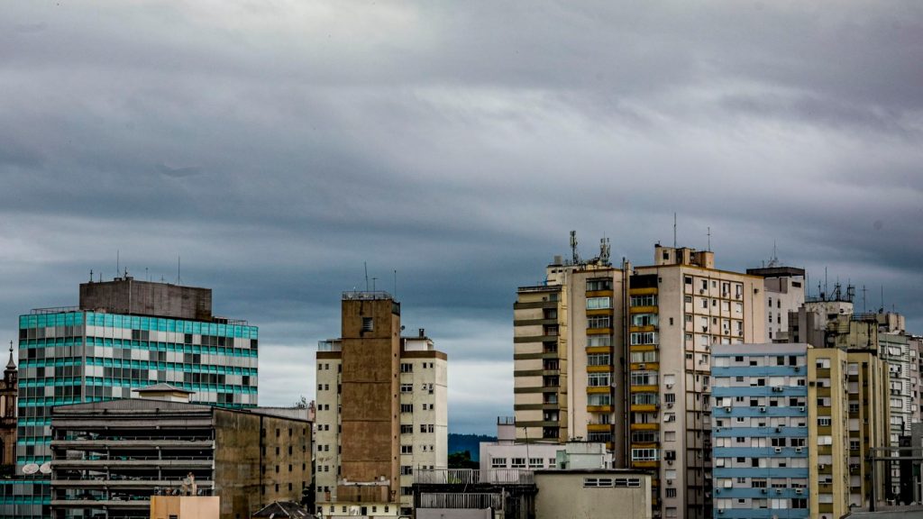 Previsão do tempo: quinta de sol, nuvens e chuva no estado