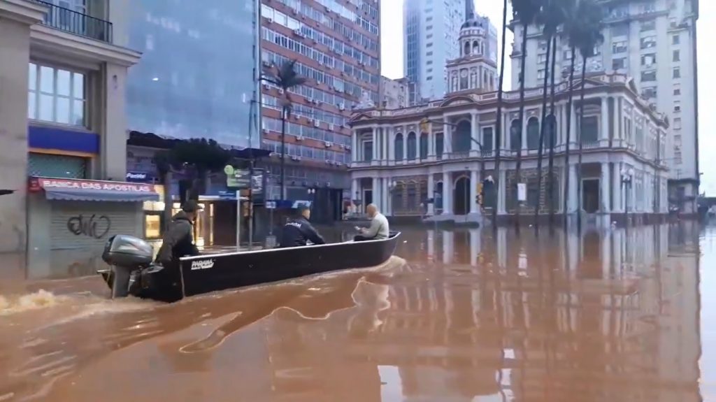 Catástrofe em Porto Alegre: barcos nas ruas do Centro Histórico