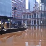 Catástrofe em Porto Alegre: barcos nas ruas do Centro Histórico
