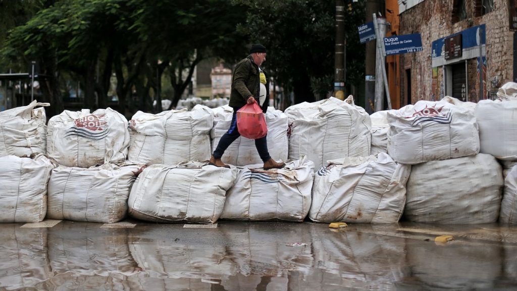 Chuva bate 100 mm em Porto Alegre, Guaiba sobe e ruas voltam a alagar