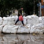 Chuva bate 100 mm em Porto Alegre, Guaiba sobe e ruas voltam a alagar