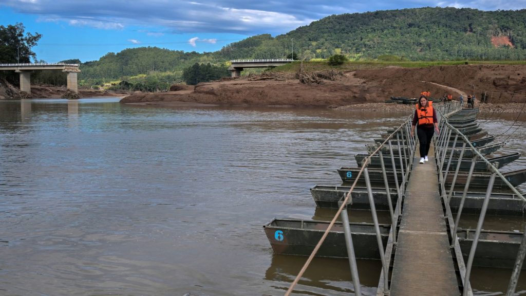 As pontes que marcam o começo da reconstrução após a catástrofe