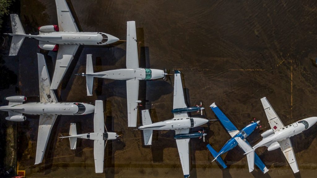 Novas fotos mostram impacto da enchente no aeroporto de Porto Alegre