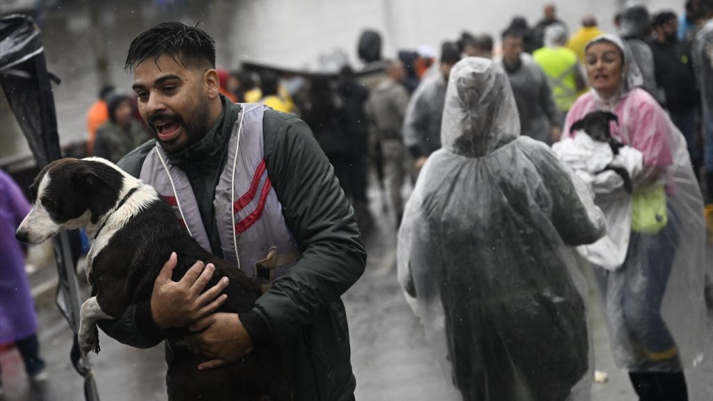 Chuva prossegue e resgates continuam nas áreas de enchentes