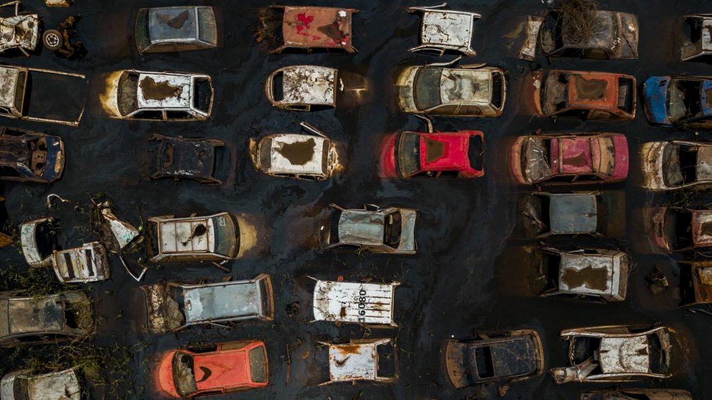 Fotos: enchente cria “cemitérios de automóveis” em Porto Alegre